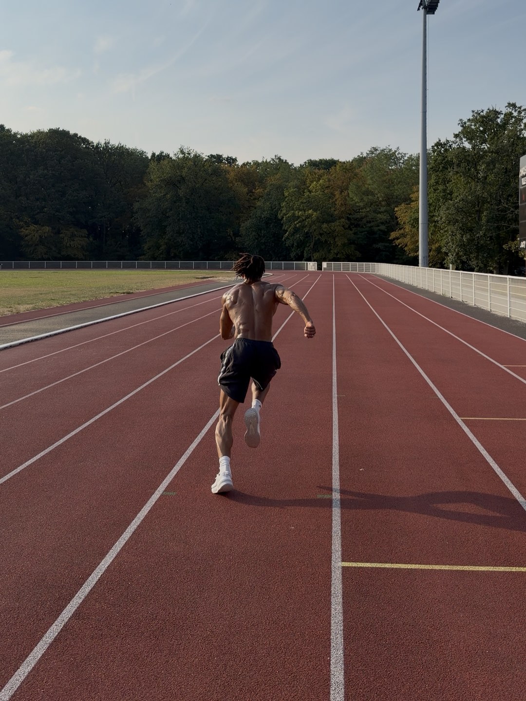 Frame from a vertical video filmed and edited by Kevin Nguena, sprinting on an outdoor track